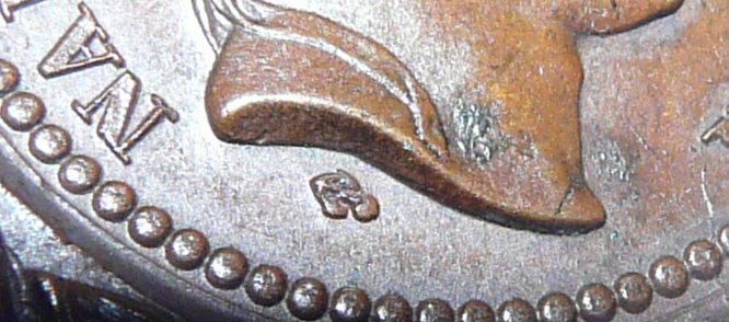 Détail de la médaille de Sainte-Hélène : ancre sous le cou de l'Empereur