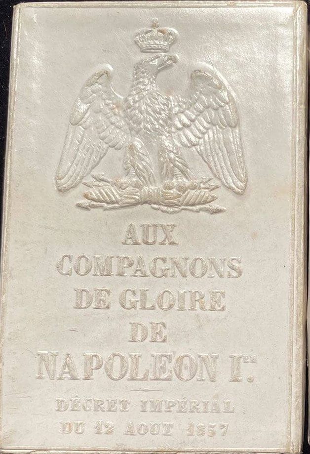 Boîte en carton contenant la médaille de Sainte-Hélène
